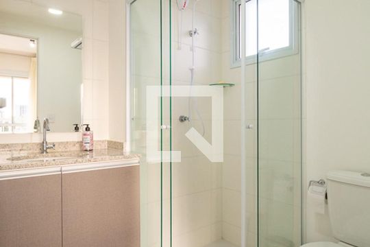 Banheiro de kitnet/studio para alugar com 1 quarto, 27m² em Liberdade, São Paulo