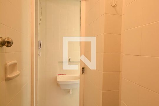 Banheiro de Serviço de apartamento à venda com 3 quartos, 83m² em Laranjeiras, Rio de Janeiro