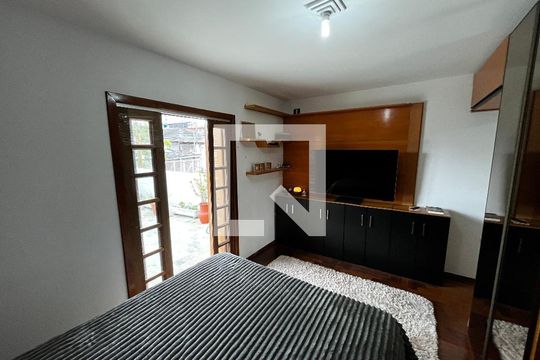 Suíte 1 de casa à venda com 3 quartos, 250m² em Vila Paiva, São Paulo