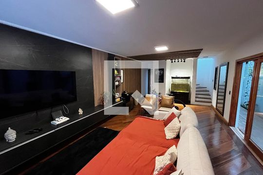 Sala de casa à venda com 3 quartos, 250m² em Vila Paiva, São Paulo