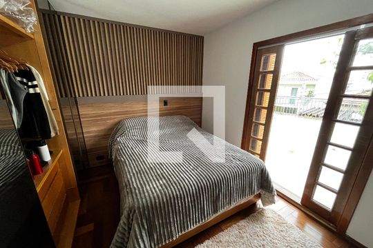Suíte 1 de casa à venda com 3 quartos, 250m² em Vila Paiva, São Paulo