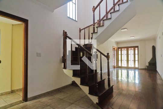 Casa para alugar com 3 quartos, 220m² em Parque Maria Domitila, São Paulo