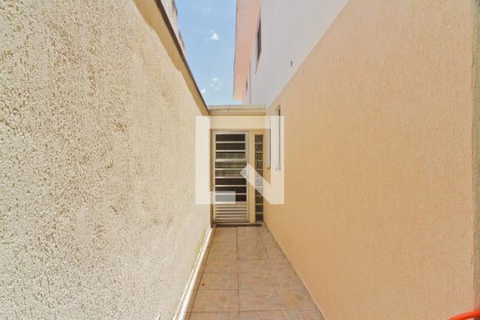 Área externa de casa para alugar com 3 quartos, 220m² em Parque Maria Domitila, São Paulo