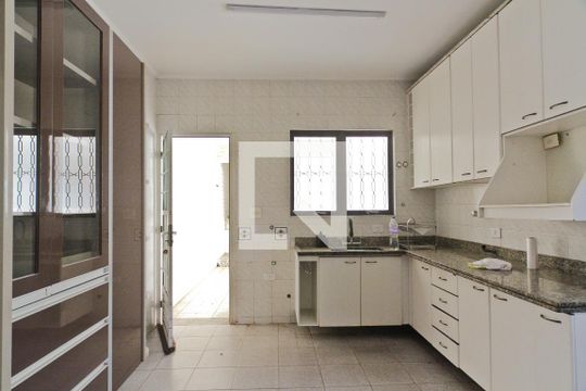 Cozinha de casa para alugar com 3 quartos, 220m² em Parque Maria Domitila, São Paulo