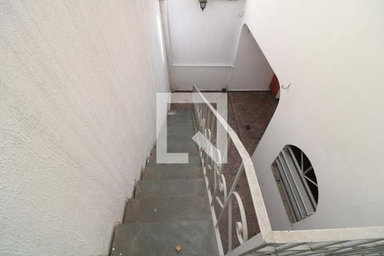 Escada de acesso ao salão de casa à venda com 2 quartos, 200m² em Vila Regente Feijó, São Paulo