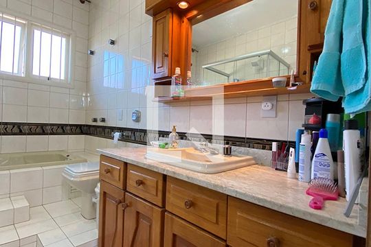 Banheiro da Suíte de casa à venda com 5 quartos, 445m² em Primavera, Novo Hamburgo