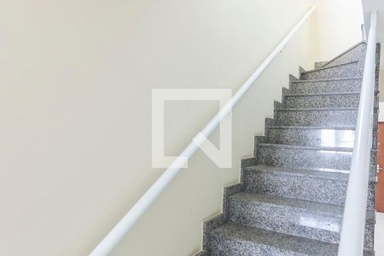 Escada de casa à venda com 3 quartos, 240m² em Vila Alice, Santo André