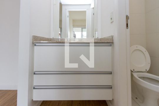 Banheiro de apartamento para alugar com 1 quarto, 47m² em Campo Belo, São Paulo