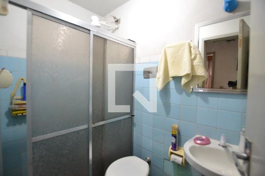 Banheiro de apartamento à venda com 2 quartos, 65m² em Menino Deus, Porto Alegre