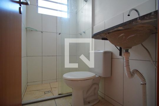 Banheiro de apartamento à venda com 2 quartos, 48m² em Morro Santana, Porto Alegre