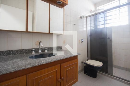 Banheiro de casa para alugar com 2 quartos, 150m² em Jardim Caravelas, São Paulo
