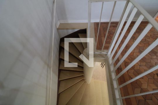 Escada de acesso  de casa à venda com 3 quartos, 220m² em Vila Diva (zona Leste), São Paulo