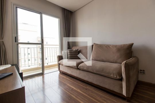 Sala de TV de apartamento para alugar com 3 quartos, 68m² em Jardim Tupanci, Barueri