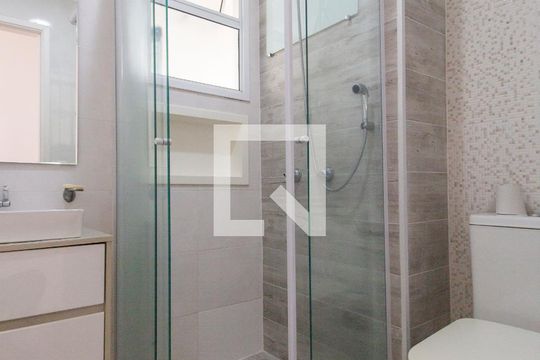 Banheiro de apartamento para alugar com 3 quartos, 68m² em Jardim Tupanci, Barueri