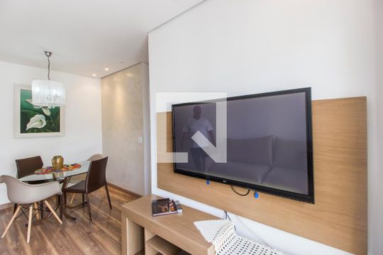 Sala de TV de apartamento para alugar com 3 quartos, 68m² em Jardim Tupanci, Barueri