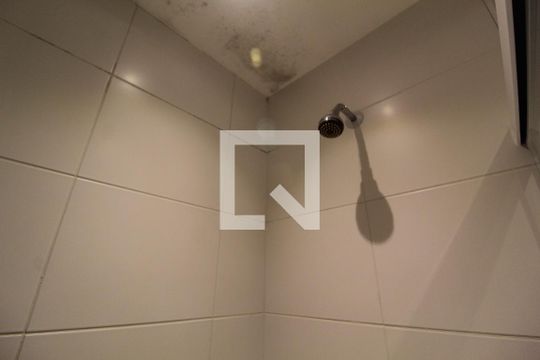 Banheiro social de apartamento à venda com 2 quartos, 55m² em Santa Maria, Santo André