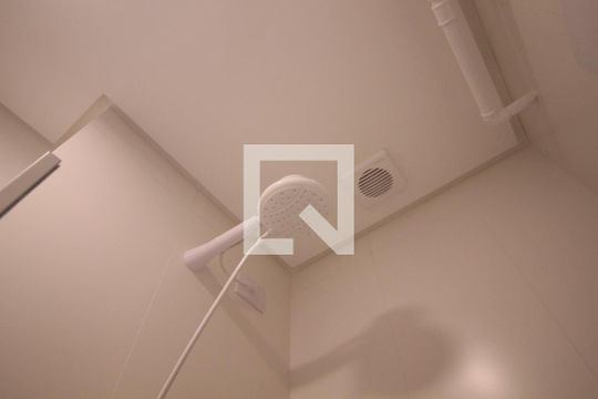 Banheiro de kitnet/studio para alugar com 1 quarto, 26m² em Santana, São Paulo