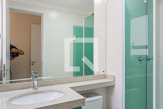 Banheiro da Suite de apartamento à venda com 3 quartos, 57m² em Parque São Vicente, Mauá