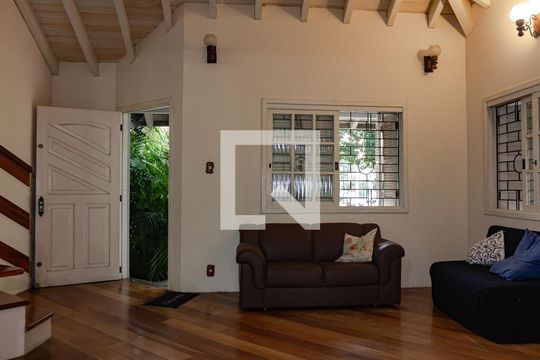 Sala 1 de casa à venda com 3 quartos, 216m² em Rio Branco, Canoas