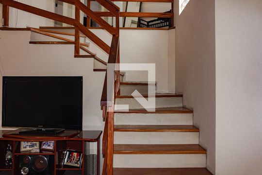 Escada de casa à venda com 3 quartos, 216m² em Rio Branco, Canoas