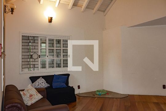 Sala 1 de casa à venda com 3 quartos, 216m² em Rio Branco, Canoas