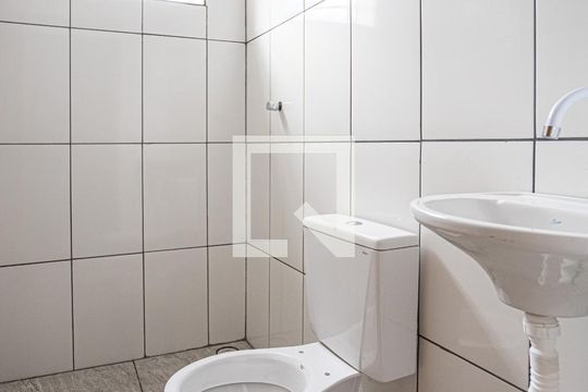 Banheiro de kitnet/studio para alugar com 1 quarto, 25m² em Km 18, Osasco