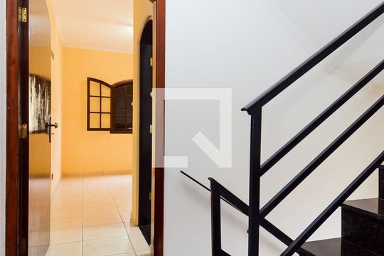 Escada e Corredor dos Quartos  de casa à venda com 4 quartos, 184m² em Gopoúva, Guarulhos