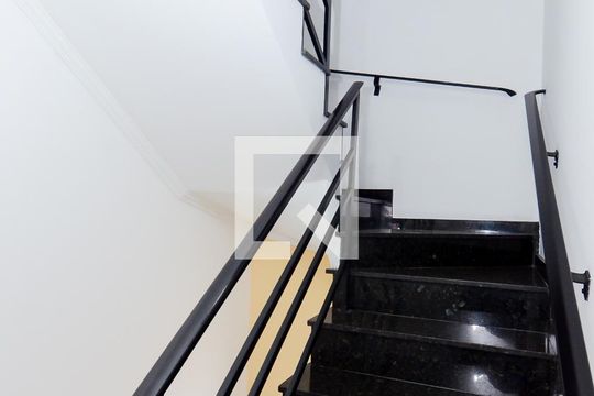 Escada e Corredor dos Quartos  de casa à venda com 4 quartos, 184m² em Gopoúva, Guarulhos