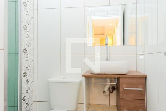 Banheiro de apartamento para alugar com 2 quartos, 49m² em Portal dos Gramados, Guarulhos