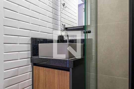 Banheiro de kitnet/studio para alugar com 1 quarto, 18m² em Pinheiros, São Paulo