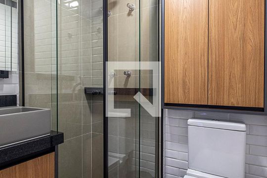 Banheiro de kitnet/studio para alugar com 1 quarto, 18m² em Pinheiros, São Paulo
