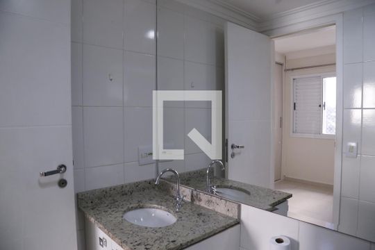 Banheiro da Suíte de apartamento para alugar com 3 quartos, 81m² em Vila Amélia, São Paulo
