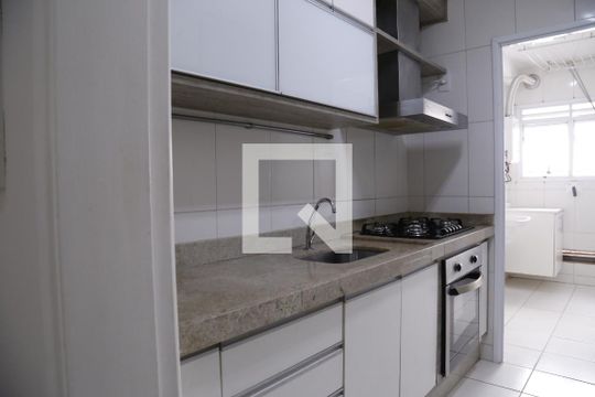 Cozinha de apartamento para alugar com 3 quartos, 81m² em Vila Amélia, São Paulo