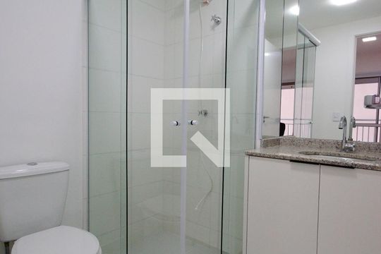 Banheiro de kitnet/studio para alugar com 1 quarto, 27m² em Liberdade, São Paulo