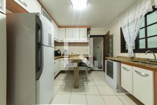 Cozinha de casa para alugar com 3 quartos, 197m² em Suíssa, Ribeirão Pires