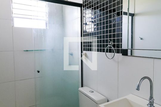 Banheiro de apartamento para alugar com 2 quartos, 45m² em Parque Munhoz, São Paulo