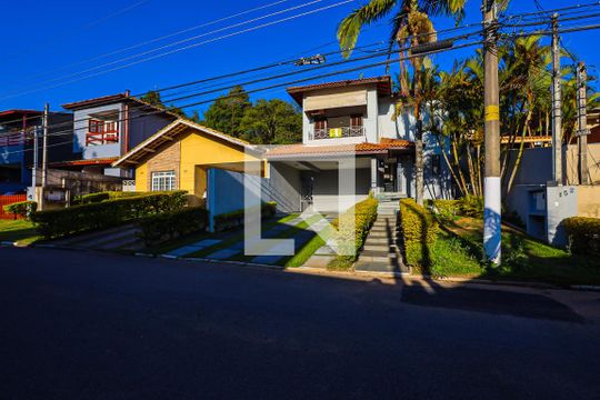 Fachada da casa e rua de casa para alugar com 4 quartos, 190m² em Parque Paulistano, Cotia