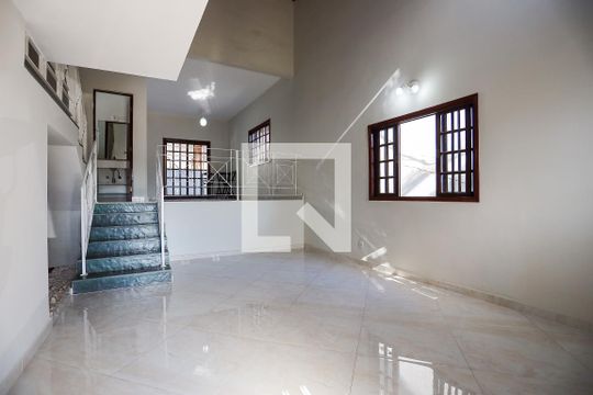 Casa para alugar com 4 quartos, 190m² em Parque Paulistano, Cotia