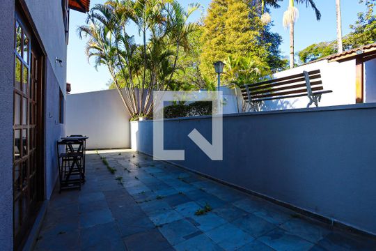 Quintal de casa para alugar com 4 quartos, 190m² em Parque Paulistano, Cotia