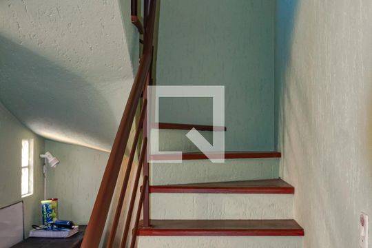 Escada de casa de condomínio para alugar com 3 quartos, 117m² em Igara, Canoas