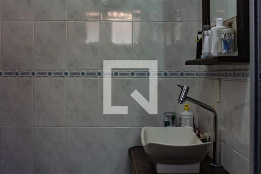 Banheiro da Suíte de casa de condomínio para alugar com 3 quartos, 117m² em Igara, Canoas