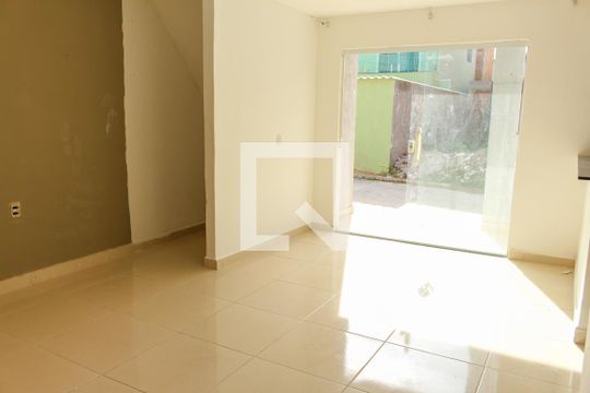 Sala de casa para alugar com 2 quartos, 60m² em Vargem Pequena, Rio de Janeiro