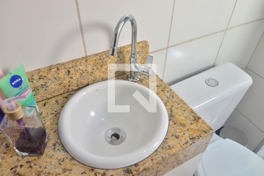 Banheiro  de apartamento à venda com 2 quartos, 47m² em Olaria, Canoas