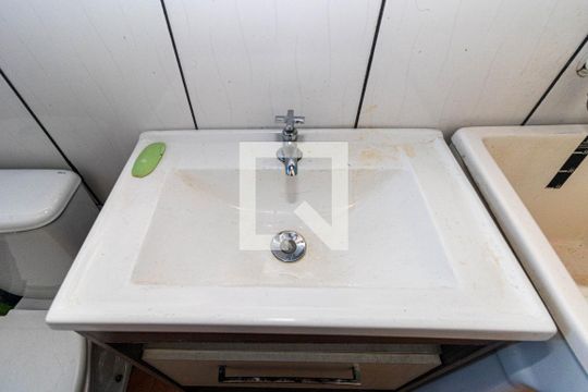 Banheiro de kitnet/studio para alugar com 1 quarto, 18m² em Sarandi, Porto Alegre
