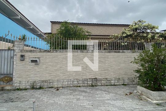 Fachada de casa à venda com 3 quartos, 210m² em Taquara, Rio de Janeiro