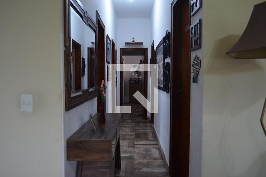 Corredor de casa à venda com 3 quartos, 210m² em Taquara, Rio de Janeiro