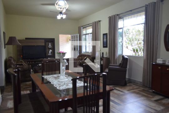 Sala de casa à venda com 3 quartos, 210m² em Taquara, Rio de Janeiro
