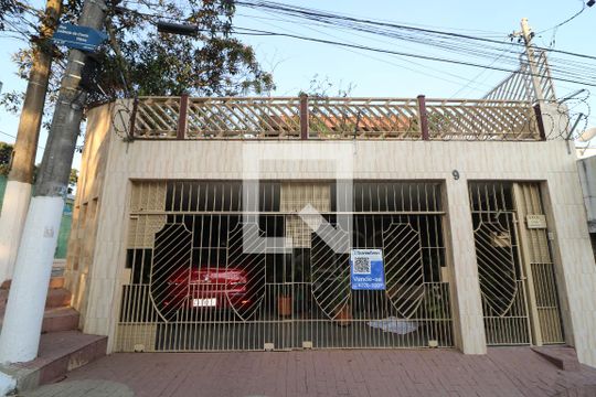 Fachada de casa à venda com 3 quartos, 250m² em Jardim Piqueroby, São Paulo