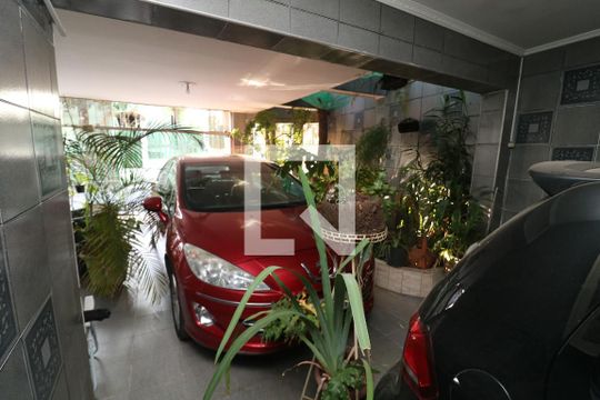 Garagem de casa à venda com 3 quartos, 250m² em Jardim Piqueroby, São Paulo