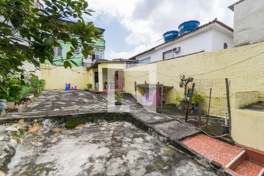 Quintal de casa à venda com 3 quartos, 400m² em Olaria, Rio de Janeiro
